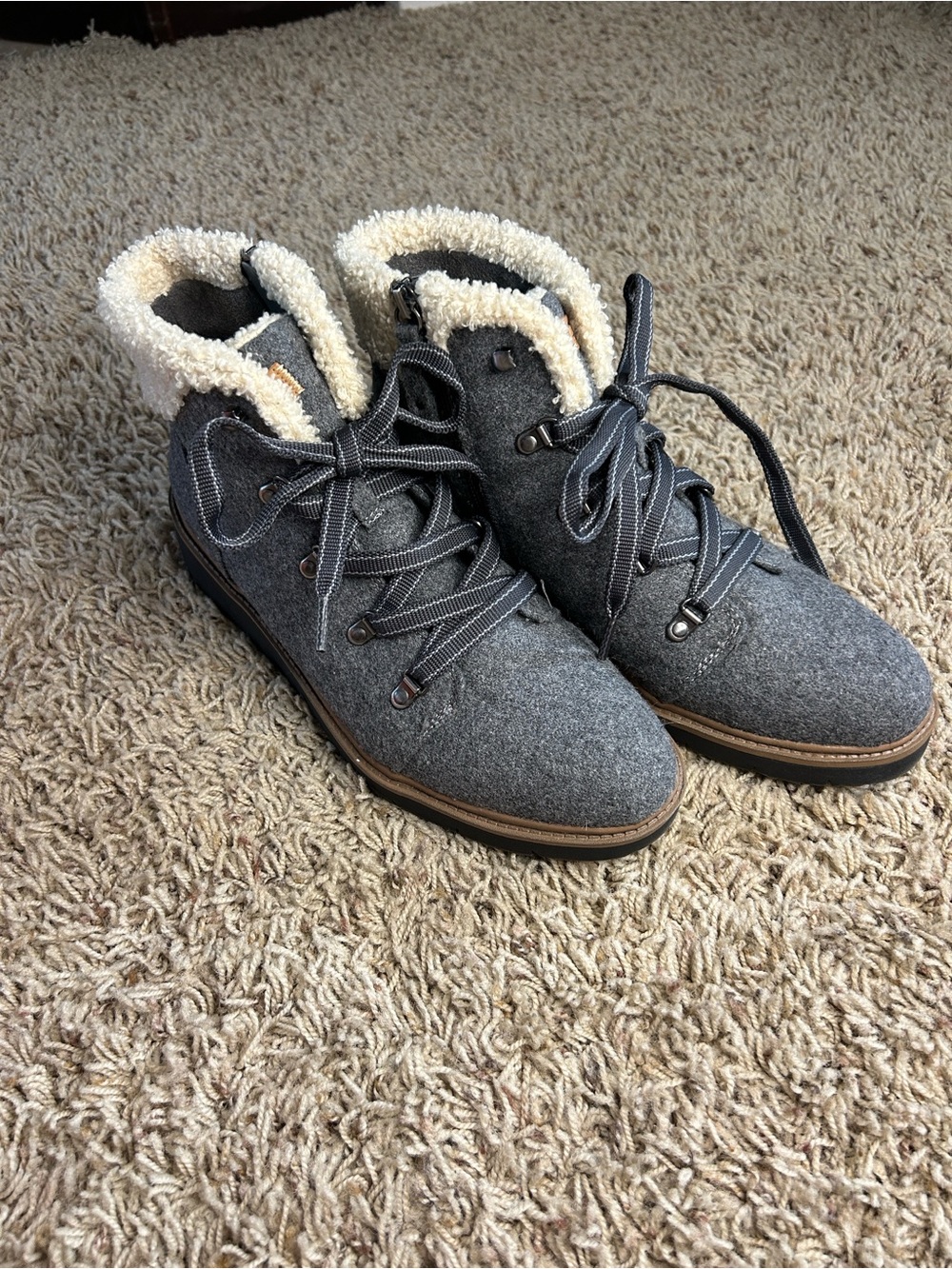 Dr. Scholls women’s grey felt and faux fur lace up boots size 9.5